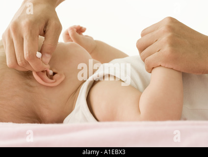 Après avoir nettoyé l'oreille de bébé Banque D'Images