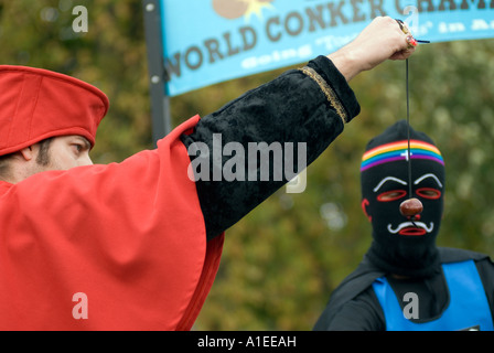 Le Cardinal holding jouant un homme masqué au cours de la monde42Nd Championnats de Conker à Ashton Northamptonshire le dimanche 8 octobre Banque D'Images