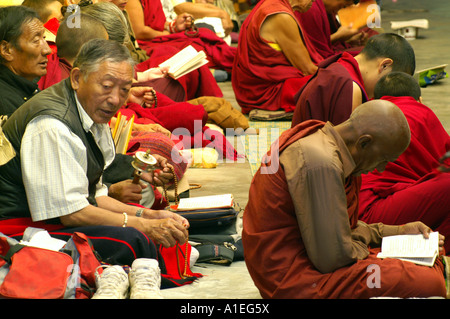 Des moines dans le monastère de Namgyal à prière personnelle des mains en rotation pendant la prière Banque D'Images