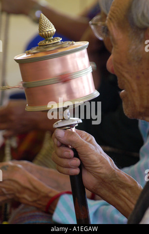 Moine dans le monastère de Namgyal à prière personnelle des mains en rotation pendant la prière Banque D'Images