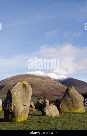 Cercle de pierres de Castlerigg et Blanecathra retour saddle mountain peak Parc National de Lake District Cumbria England United UK à vendre Banque D'Images
