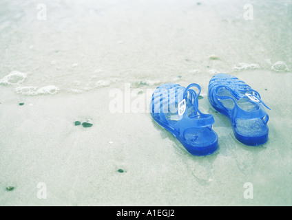 Jelly shoes on beach Banque D'Images