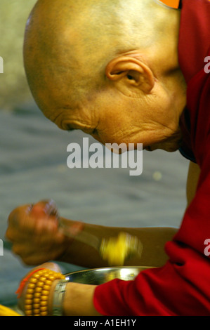 Moine bouddhiste femelle manger la soupe repas à partir de tôles d'acier inoxydable en monastère de Namgyal, McLeod Ganj Banque D'Images