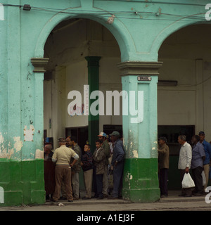 Groupe de personnes debout sous une arche d'un bâtiment La Havane Cuba Banque D'Images