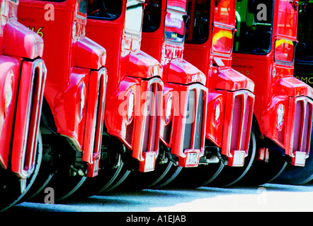 Six big red bus sur parade. Banque D'Images