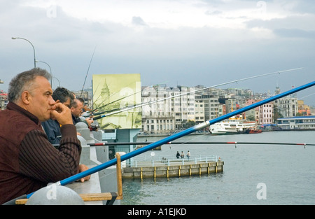 Le double pont de Galata, pont de Galata Koprusu, traverse la Corne d'or, à la tour de Beyoglu et lointain, Istanbul, Turquie. DSC 7175 Banque D'Images