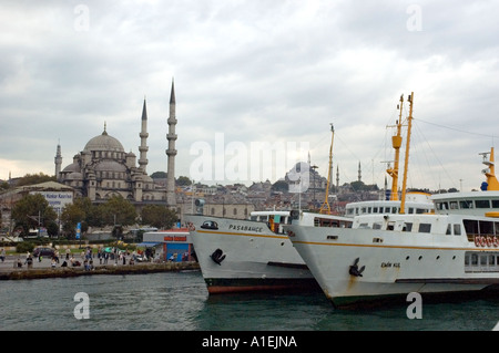 La nouvelle mosquée, Yeni Camii, et ferry boats vue depuis le pont de Galata, corne d'or, Istanbul, Turquie. DSC 7189 Banque D'Images