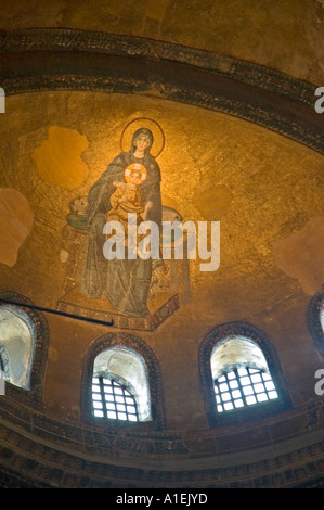 Jusqu'à la vue spectaculaire, carreaux de mosaïque d'or au plafond, montrant la Madone et l'enfant Jésus, l'Aya Sofya, Istanbul, Turquie. DSC 7312 Banque D'Images