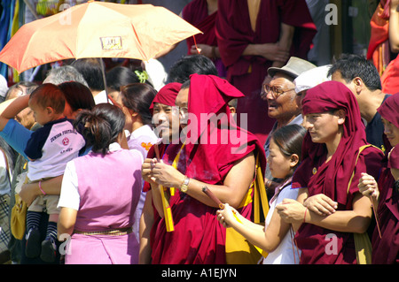 Foule de gens locaux et les moines bouddhistes en attente d'arrivée de Dalaï-lama à l'entrée de monastère de Namgyal Banque D'Images