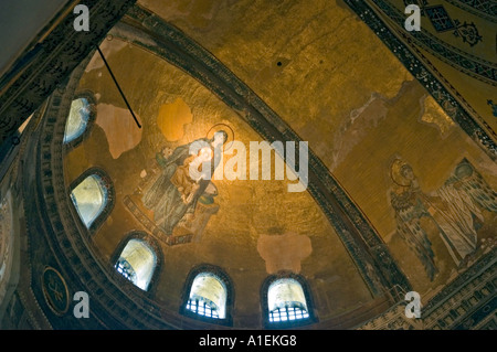 Jusqu'à la vue spectaculaire, carreaux de mosaïque d'or au plafond, montrant la Madone et l'enfant Jésus, l'Aya Sofya, Istanbul, Turquie. DSC 7312 Banque D'Images