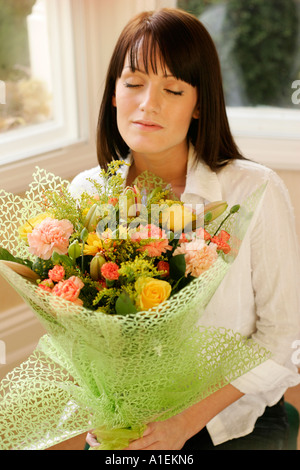 Jeune femme avec des fleurs Banque D'Images