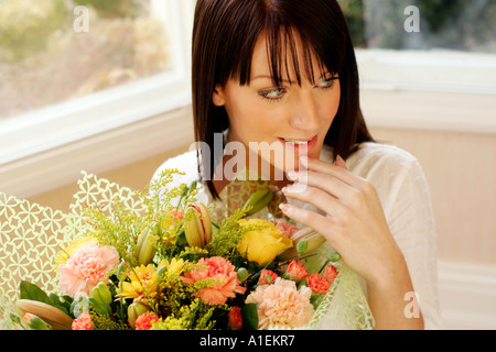 Jeune femme avec des fleurs Banque D'Images