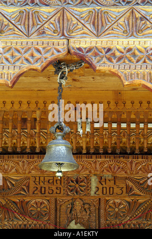 Bell rituel dans temple en bois dans village de la vallée de Kullu, Vashist, Himachal Pradesh, Inde Banque D'Images