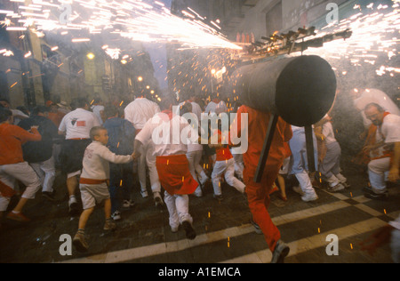 Toro del Fuego, un bull run pour les enfants à l'aide d'un taureau de feu, Fiesta de San Fermin, Pamplona, Navarra, Espagne Banque D'Images