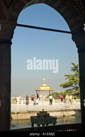 Les touristes à l'Iftariye baldaquin, Moonlight canopy, ville position de visualisation, le palais de Topkapi, Sarayi, Istanbul, Turquie. DSC 7489 Banque D'Images