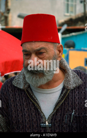 Homme barbu avec red hat turc Banque D'Images