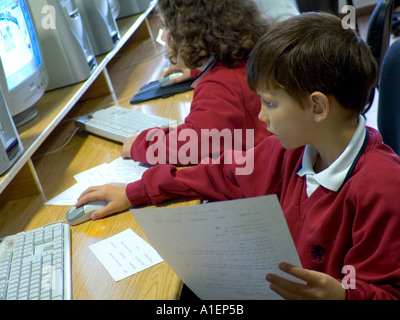 Catégorie informatique de l'École Junior garçon écolier travaille sur son ordinateur dans la salle de classe d'un ordinateur à l'école Banque D'Images