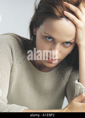 Woman holding head, portrait Banque D'Images