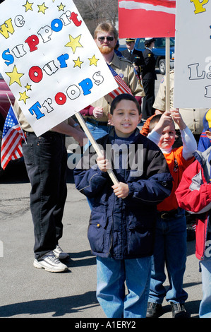 Garçon et louveteaux participent à des activités d'un Memorial Day Parade et festival Banque D'Images