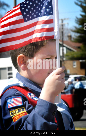 Garçon et louveteaux participent à des activités d'un Memorial Day Parade et festival Banque D'Images