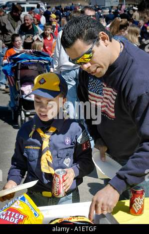 Garçon et louveteaux participent à des activités d'un Memorial Day Parade et festival Banque D'Images