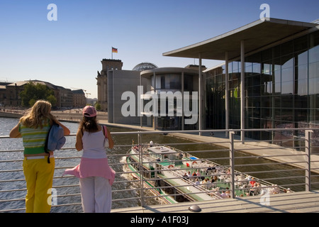 Quartier du gouvernement de Berlin Paul Loebe building Spree bateau d'enfants sur le pont Banque D'Images