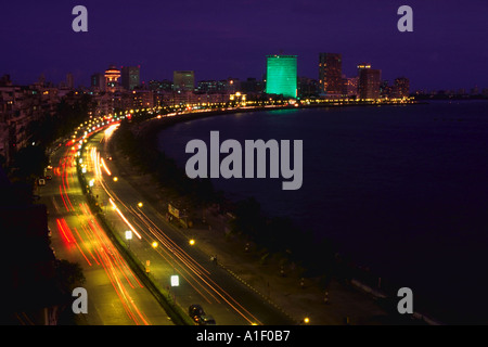 Des feux de circulation et des gratte-ciel sur Marine Drive la nuit Mumbai Inde Banque D'Images