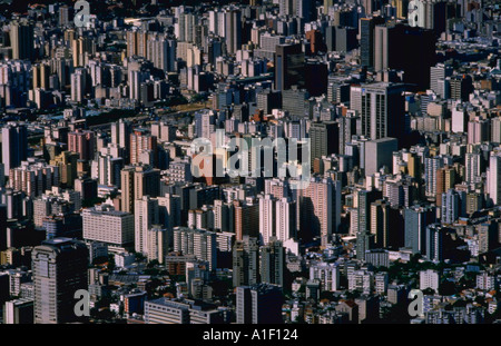Vue aérienne de dizaines d'immeubles en hauteur au centre-ville de Caracas venezuela Banque D'Images
