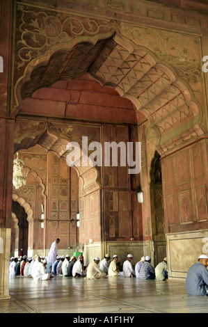 Les fidèles musulmans priant dans la mosquée Jama Masjid, l'Inde Banque D'Images