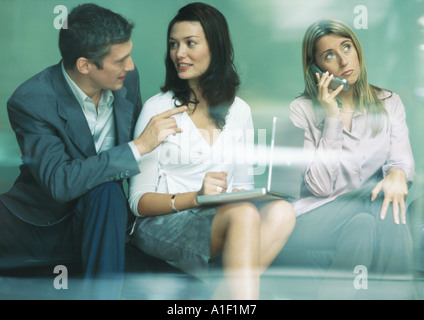 Businesswoman using cell phone Banque D'Images