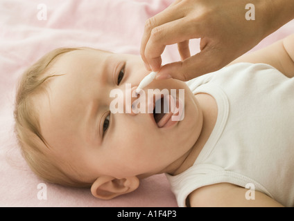 Après avoir nettoyé le nez de bébé Banque D'Images