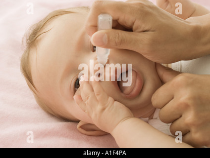 Après avoir nettoyé le nez de bébé Banque D'Images