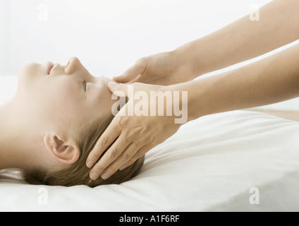 Femme massage de la tête Banque D'Images