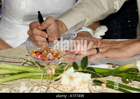 Couple signing wedding register Banque D'Images