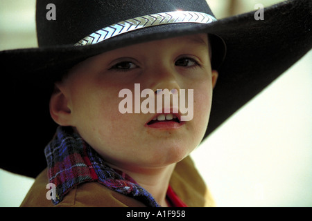 Petit garçon portant un grand chapeau de cowboy noir Banque D'Images