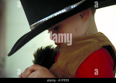 Petit garçon portant un grand chapeau de cowboy noir Banque D'Images