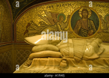 Tombe du Pape Pie XI dans les catacombes sous la basilique papale de Saint-Pierre ou la basilique Saint-Pierre située dans la Cité du Vatican Rome Italie Banque D'Images