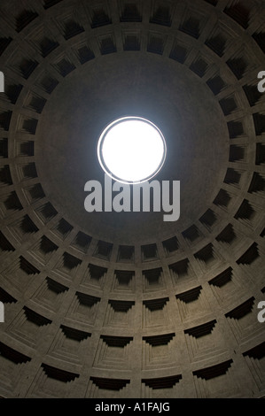 Plafond à caissons du dôme à l'intérieur du Panthéon Piazza della Rotonda, Rome Italie Banque D'Images