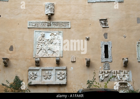 Mur à l'ancienne collection d'allégement en pierre dans une cour, Rome, Italie Banque D'Images