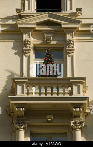 Un sapin de Noël entièrement décoré affiche un balcon néo-classique dans la rue via Vittorio Veneto Rome Italie Banque D'Images