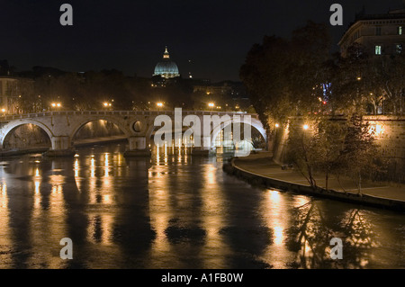 Vue de la nuit de Ponte Sisto pont sur Tibre avec en arrière-plan de la cité du Vatican, Rome, Italie Banque D'Images