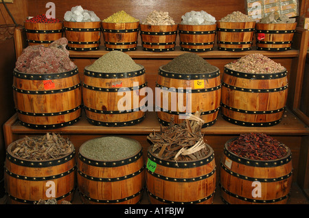 Des tonneaux de bois remplis d'épices et herbes aromatiques sèches de Khan el-Khalili, un grand souk dans le centre historique du Caire islamique Égypte Banque D'Images