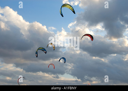 Cerfs-volants de kite surfeurs flottant au vent Banque D'Images