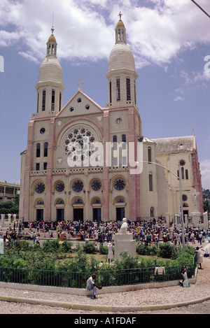 La foule devant la cathédrale catholique à Port-au-Prince Haïti Caraïbes D Lomax Banque D'Images