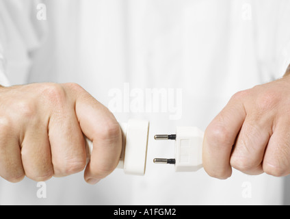 Brancher le cordon électrique dans les mains Banque D'Images