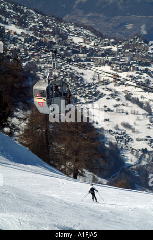 Ecole suisse de ski piste d'un ski et remontées mécaniques télécabine verbier suisse de ski alpin sport Banque D'Images