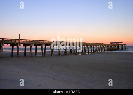 La Géorgie de Tybee Island pier at sunset Banque D'Images