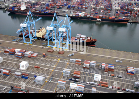 Déchargement de conteneurs d'un navire au port de Long Beach à Los Angeles en Californie Banque D'Images