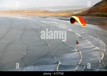 De l'air parapente air shot de volant au-dessus des falaises sur la mer à Rhossili Bay péninsule de Gower Wales UK Banque D'Images