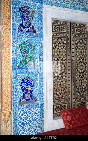 Bleu turquoise et de carreaux de mosaïque forment des niches dans le turban Prix, Revan Kiosque, le palais de Topkapi, Sarayi, Istanbul, Turquie. DSC 7504 Banque D'Images